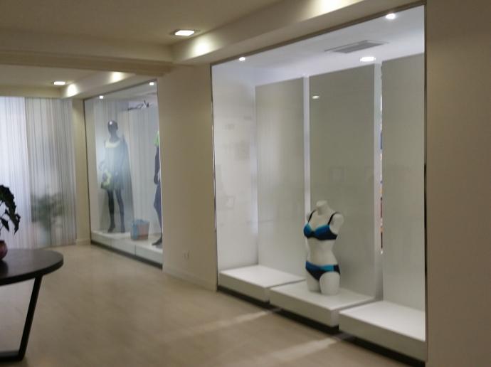 Escaparate interior de tienda donde se muestran modelos femeninos con ropa de verano