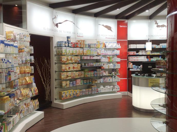 Interior de farmacia con motivos esféricos y colores marrones y rojos