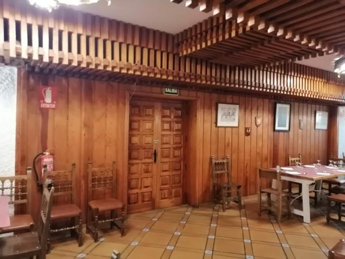 Fotos de antes del restaurante en Navacerrada, todo mobiliario de madera y tonos marrones anticuados, se ve la entrada y el uso de espacio desaprovechado