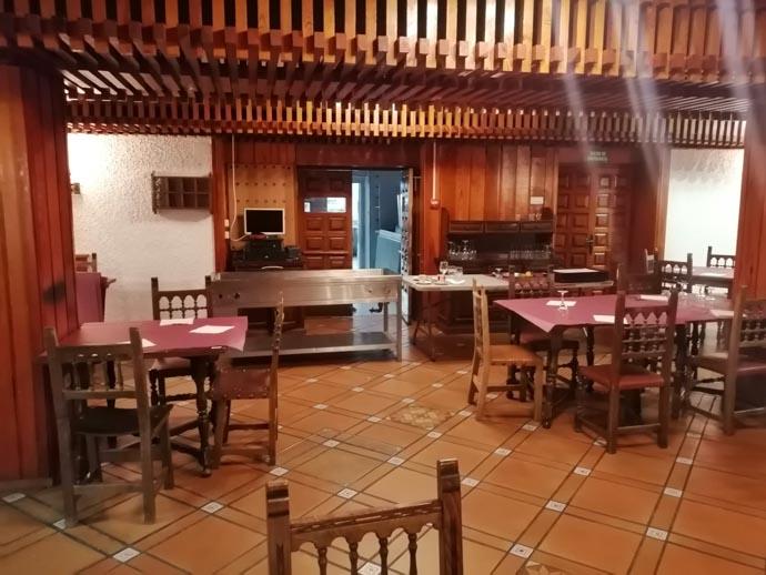 Fotos de antes del restaurante en Navacerrada, todo mobiliario de madera y tonos marrones anticuados.